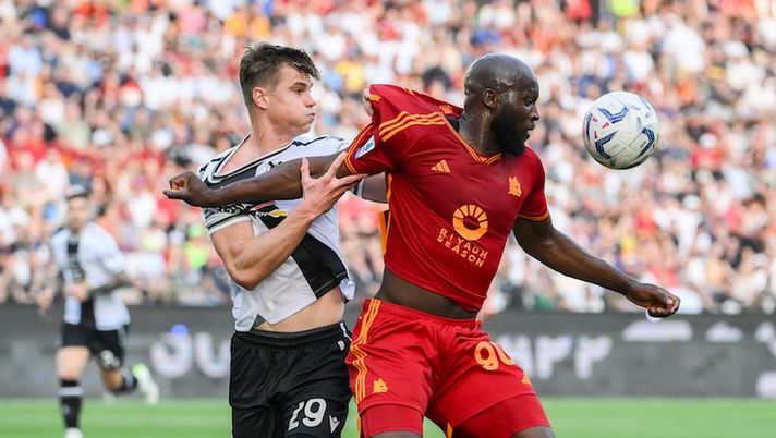 UDINE, ITALY - APRIL 14: Romelu Lukaku of AS Roma competes for the ball during the Serie A TIM match between Udinese Calcio and AS Roma at Dacia Arena on April 14, 2024 in Udine, Italy. (Photo by Fabio Rossi/AS Roma via Getty Images) NEWS – Chukwueze, Banda, Bani, Messias, Vitinha, Nico, Mazzocchi e la data per Udinese-Roma - immagine 1