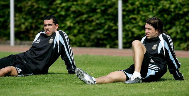 Diego Placente con Carlos Tevez durante l'allenamento dell'Argentina nel 2005. (Photo by Christof Koepsel/Bongarts/Getty Images) Mondiale U20, caos alla fine di Argentina-Messico: Placente mette a tacere un collaboratore azteco- immagine 2