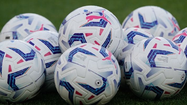 VERONA, ITALY - MAY 26: A set of match balls for the warm up before the Serie A TIM match between Hellas Verona FC and FC Internazionale at Stadio Marcantonio Bentegodi on May 26, 2024 in Verona, Italy. (Photo by Timothy Rogers/Getty Images) Tutte le date per il fanta, non solo il listone: Guida all’Asta, Mantra, Euroleghe, fasce e il reset leghe - immagine 1