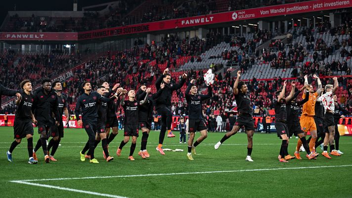 LEVERKUSEN, GERMANY - NOVEMBER 8: A general view of the Bayer 04 Leverkusen players as they celebrate their 6-0 victory after the Bundesliga match between Bayer 04 Leverkusen and 1. FC Heidenheim 1846 at BayArena on November 8, 2025 in Leverkusen, Germany. (Photo by Neil Baynes/Bayer 04 Leverkusen via Getty Images) Leverkusen-Dortmund, dove vederla: Diretta e streaming gratis - immagine 1