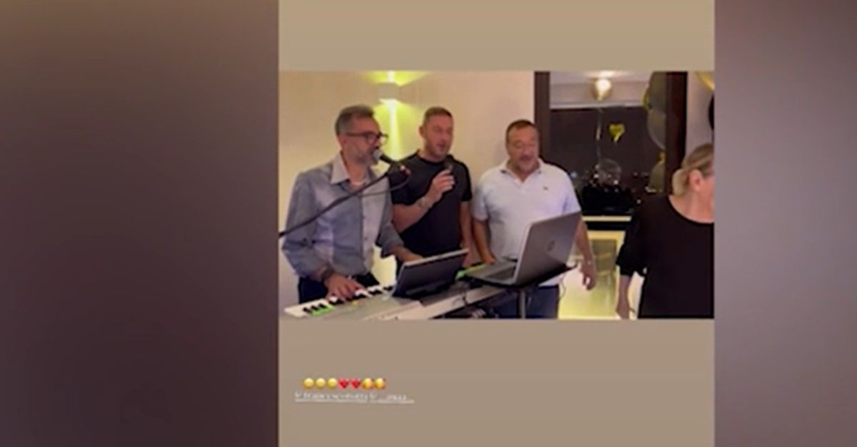 VIDEO / Totti al Karaoke: canta Felicità di Albano