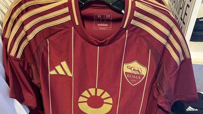 Roma, ecco la maglia per la prossima stagione: righe color oro e ‘nuovo’ stemma - immagine 1