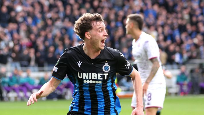 BRUGES, BELGIUM - MAY 08: Maxim De Cuyper of Club Brugge celebrates scoring his team's first goal during the UEFA Europa Conference League 2023/24 Semi-Final second leg match between Club Brugge and ACF Fiorentina at Jan Breydelstadion on May 08, 2024 in Bruges, Belgium. (Photo by Dean Mouhtaropoulos/Getty Images) De Cuyper al Brighton: firma imminente, la Roma superata nella corsa al terzino belga - immagine 1