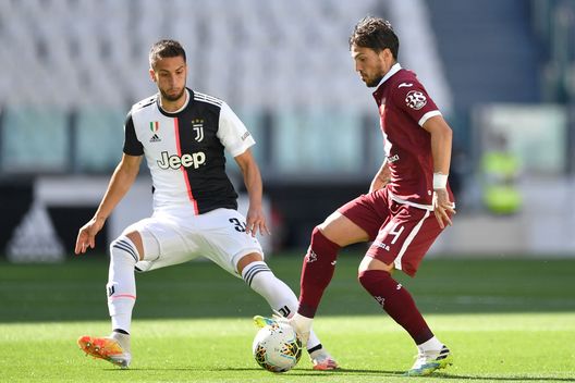 TURIN, ITALY - JULY 04: Simone Verdi (R) of Torino FC is challenged by Rodrigo Bentancur of Juventus during the Serie A match between Juventus and Torino FC at Allianz Stadium on July 4, 2020 in Turin, Italy. (Photo by Valerio Pennicino/Getty Images)