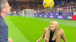 VIDEO / Milan-Juve, Stramaccioni e Diletta Leotta: palleggi a bordo campo