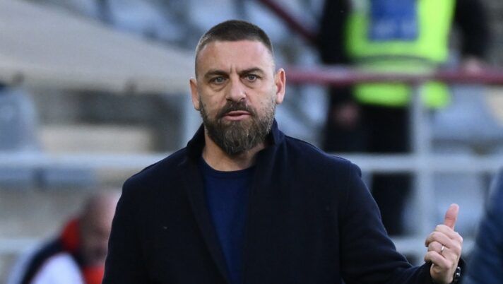 CREMONA, ITALY - FEBRUARY 15: Coach Daniele De Rossi of Genoa CFC reacts during the Serie A match between US Cremonese and Genoa CFC at Stadio Giovanni Zini on February 15, 2026 in Cremona, Italy. (Photo by Marco M. Mantovani/Getty Images) De Rossi: “Le condizioni di Norton-Cuffy dopo lo stop, cosa filtra! Baldanzi è forte, Messias, Ekuban…” - immagine 1
