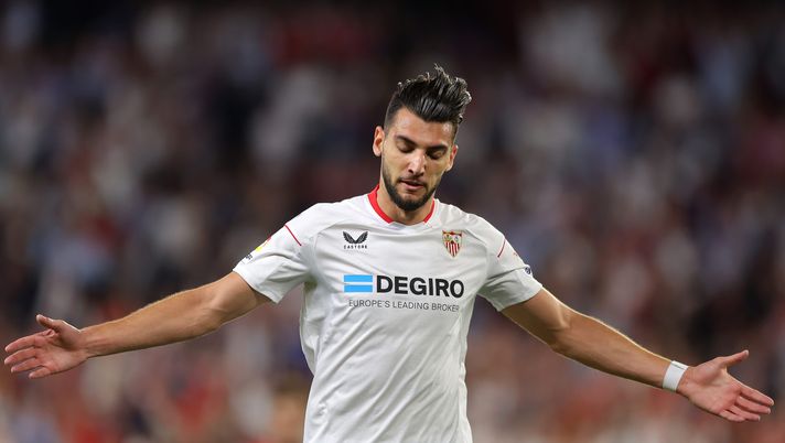 SEVILLE, SPAIN - APRIL 23: Rafa Mir of Sevilla FC celebrates after scoring the team's first goal during the LaLiga Santander match between Sevilla FC and Villarreal CF at Estadio Ramon Sanchez Pizjuan on April 23, 2023 in Seville, Spain. (Photo by Fran Santiago/Getty Images) rafa mir