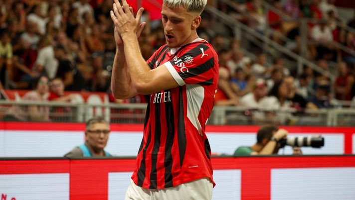 MILAN, ITALY - AUGUST 13: Alexis Saelemaekers of AC Milan cheers during the Trofeo Berlusconi match between AC Milan and Monza on August 13, 2024 in Milan, Italy. (Photo by Sara Cavallini/AC Milan via Getty Images) Saelemaekers: ”De Rossi importante nella scelta. I tifosi mi hanno colpito” - immagine 1