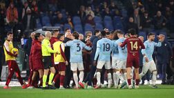 Roma-Lazio, rissa nel finale: scontro tra Hummels e Castellanos e caos in campo