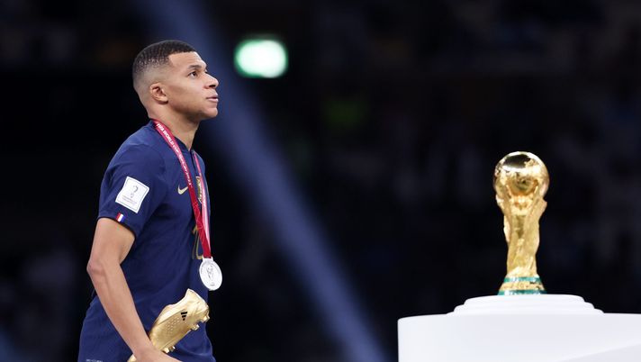 LUSAIL CITY, QATAR - DECEMBER 18: Kylian Mbappe of France walks past the FIFA World Cup Qatar 2022 Winner's Trophy during the awards ceremony after the FIFA World Cup Qatar 2022 Final match between Argentina and France at Lusail Stadium on December 18, 2022 in Lusail City, Qatar. (Photo by Clive Brunskill/Getty Images) Dall’Inghilterra – Non solo il Real Madrid su Mbappé: due club di Premier ci provano - immagine 1