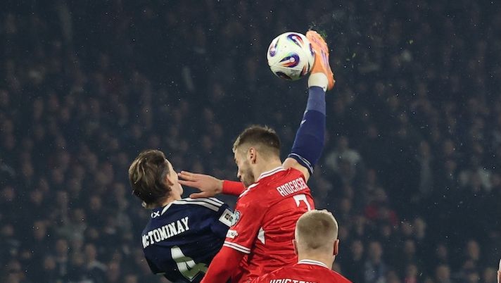 GLASGOW, SCOTLAND - NOVEMBER 18: Scott McTominay of Scotland scores his team's first goal during the FIFA World Cup 2026 qualifier match between Scotland and Denmark at Hampden Park on November 18, 2025 in Glasgow, Scotland. (Photo by Ian MacNicol/Getty Images) Napoli, gol clamoroso di McTominay con la sua nazionale: rovesciata da cineteca per Scott - immagine 1