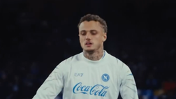 Lang, show col pallone al Maradona prima e durante Napoli-Atalanta IL VIDEO