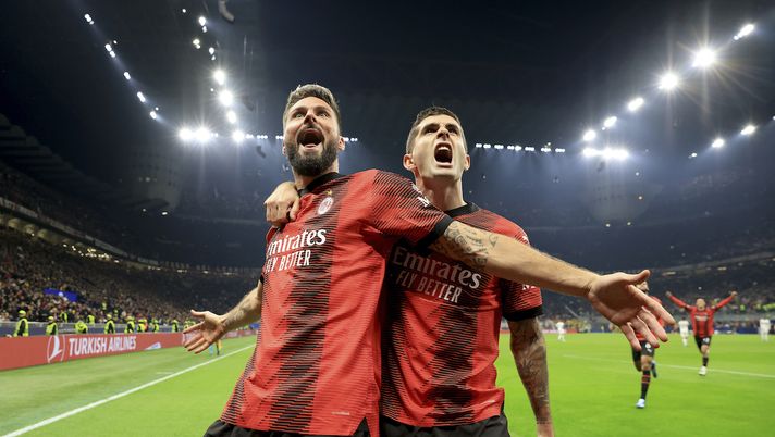 Olivier Giroud e Christian Pulisic (attaccanti AC Milan) esultano per il gol del francese in Milan-PSG 2-1 (Champions League 2023-2024) | News (Getty Images) Giroud Pulisic AC Milan Milan-PSG 2-1 Champions League 2023-2024
