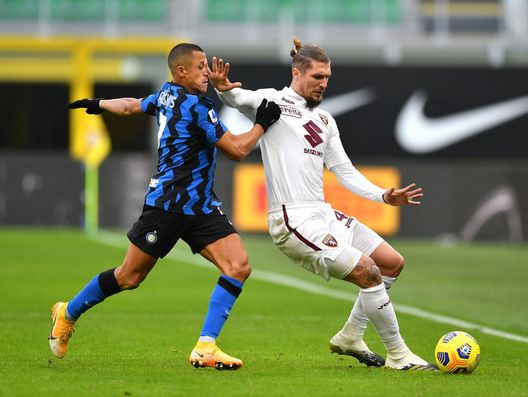MILAN, ITALY - NOVEMBER 22: Alexis Sanchez of Inter Milan battles for possession with Lyanco of Torino during the Serie A match between FC Internazionale and Torino FC at Stadio Giuseppe Meazza on November 22, 2020 in Milan, Italy. Sporting stadiums around Italy remain under strict restrictions due to the Coronavirus Pandemic as Government social distancing laws prohibit fans inside venues resulting in games being played behind closed doors. (Photo by Valerio Pennicino/Getty Images)