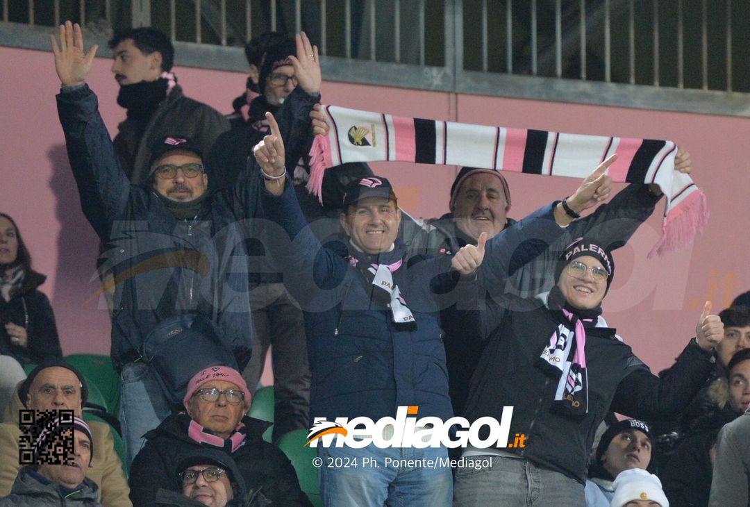 FOTOTIFO Palermo-Bari 3-0, gli scatti ai tifosi al “Renzo Barbera” (GALLERY) - immagine 12