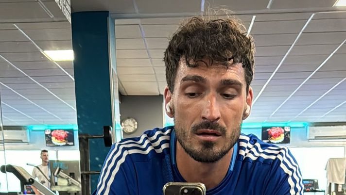 Hummels, allenamento con la maglia della Grecia e una battuta sul mercato Hummels, allenamento con la maglia della Grecia e una battuta sul mercato - immagine 1