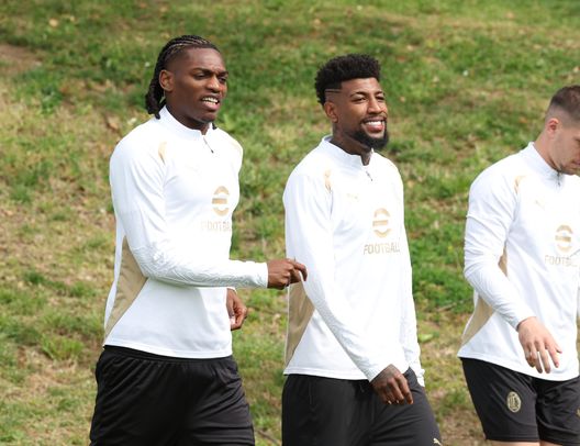 CAIRATE, ITALY - MAY 03: Rafael Leao and Emerson Royal of AC Milan in action during AC Milan training session at Milanello on May 03, 2025 in Cairate, Italy. (Photo by Claudio Villa/AC Milan via Getty Images) Leao e il mistero sul nuovo taglio di capelli: botta e risposta sui social- immagine 5