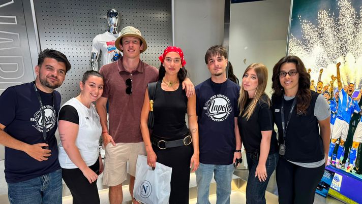 Ospite d’onore allo store del Napoli! La pop star Dua Lipa “veste” azzurro Ospite d’onore allo store del Napoli! La pop star Dua Lipa “veste” azzurro - immagine 1