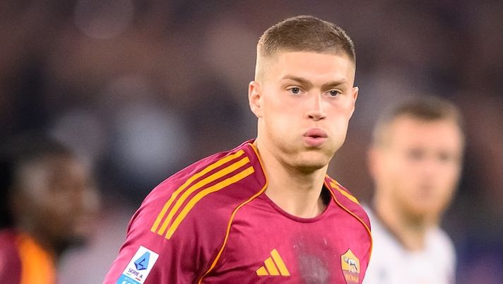 ROME, ITALY - AUGUST 23: Artem Dovbyk of AS Roma during the Serie A match between AS Roma and Bologna FC 1909 at Stadio Olimpico on August 23, 2025 in Rome, Italy. (Photo by Fabio Rossi/AS Roma via Getty Images) Roma, a riposo Nidcka e Cristante. Nuova chance per Dovbyk: la scelte di formazione - immagine 1