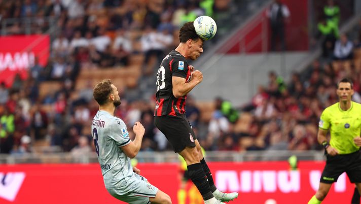MILAN, ITALY - APRIL 11: Ardon Jashari of AC Milan jumps for the ball against Jesper Karlstrom of Udines during the Serie A match between AC Milan and Udinese Calcio at Giuseppe Meazza Stadium on April 11, 2026 in Milan, Italy. (Photo by Giuseppe Cottini/AC Milan via Getty Images) I gol di testa sono sempre più decisivi, ma in Serie A mancano quelli del Milan - immagine 1