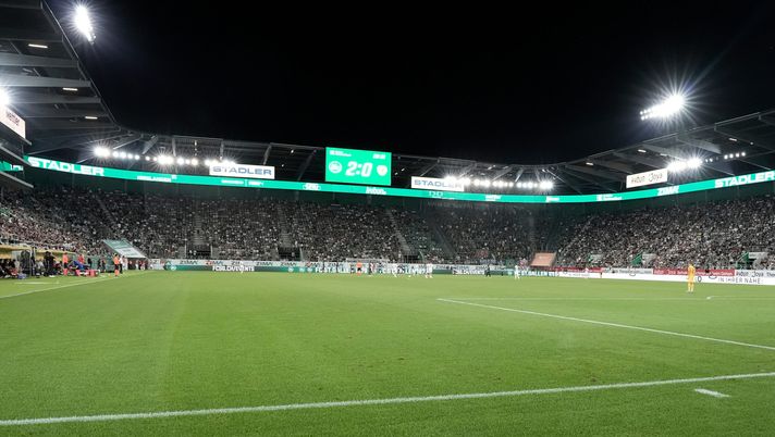 ST GALLEN, SWITZERLAND - AUGUST 7: Interior view of the Kybunpark and the scoreboard with the final score during the UEFA Conference League third qualifying round first leg match between St. Gallen 1879 and WKS Slask Wroclaw on August 7, 2024 in St Gallen, Switzerland. (Photo by Carsten Harz/Getty Images) Kybunpark, viaggio dentro lo stadio del San Gallo: tutto esaurito - immagine 1