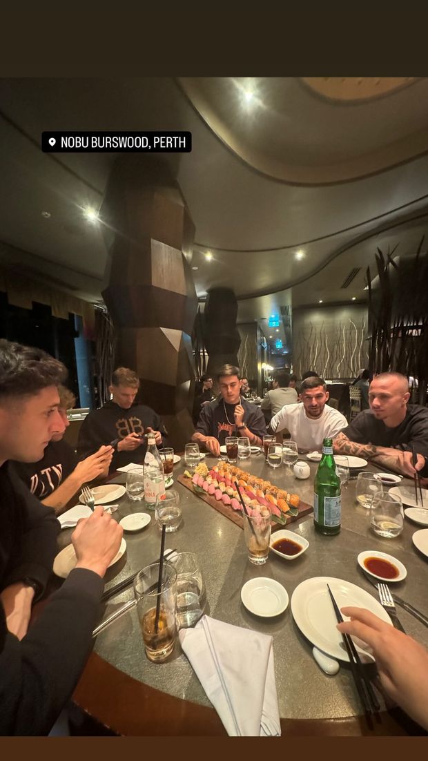 Instagram Azmoun La Roma fa gruppo anche in Australia: la cena al sushi immortalata da Azmoun- immagine 2