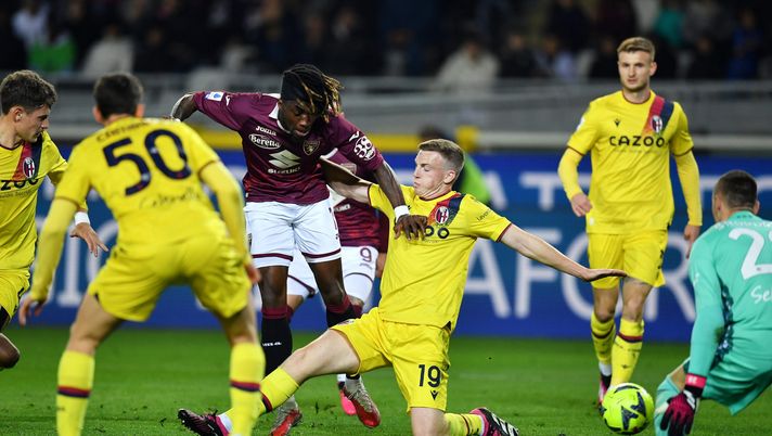 TURIN, ITALY - MARCH 06: Yann Karamoh of Torino FC scores the team's first goal past Lukasz Skorupski of Bologna FC whilst under pressure from Lewis Ferguson of Bologna FC during the Serie A match between Torino FC and Bologna FC at Stadio Olimpico di Torino on March 06, 2023 in Turin, Italy. (Photo by Valerio Pennicino/Getty Images) La moviola di Torino-Bologna 1-0: Rapuano sufficiente ma si perde qualche fallo - immagine 1