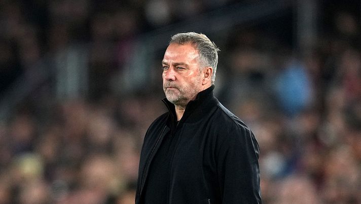 BARCELONA, SPAIN - MARCH 03: Hansi Flick, Head Coach of FC Barcelona, looks on during the Copa Del Rey Semi Final Second Leg match between FC Barcelona and Atlético de Madrid at Camp Nou on March 03, 2026 in Barcelona, Spain. (Photo by Alex Caparros/Getty Images) Barcellona, Flick: “Siamo orgogliosi, ma abbiamo troppi infortuni: non è normale” - immagine 1