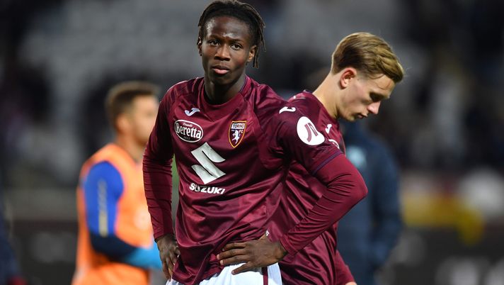 TURIN, ITALY - NOVEMBER 24: Alieu Eybi Njie of Torino looks on during the Serie A match between Torino and Monza at Stadio Olimpico di Torino on November 24, 2024 in Turin, Italy. (Photo by Valerio Pennicino/Getty Images) Torino, aria di contestazione alla vigilia del Napoli: il bersaglio delle proteste - immagine 1