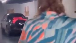 VIDEO / La mamma fa 69 anni, Ronaldo le regala una Porsche