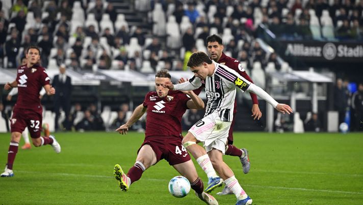 TURIN, ITALY - NOVEMBER 08: Kenan Yildiz of Juventus kicks the ball while under pressure from Ardian Ismajli of Torino during the Serie A match between Juventus FC and Torino FC at Juventus Stadium on November 08, 2025 in Turin, Italy. (Photo by Filippo Alfero - Juventus FC/Juventus FC via Getty Images) Ismajli, la miglior prova arriva nel derby: il Torino ha trovato un nuovo muro? - immagine 1