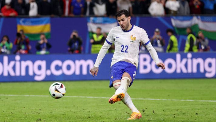 HAMBURG, GERMANY - JULY 05: Theo Hernandez of France scores the team's fifth penalty in the penalty shoot out as Diogo Costa of Portugal (not pictured) fails to make a save during the UEFA EURO 2024 quarter-final match between Portugal and France at Volksparkstadion on July 05, 2024 in Hamburg, Germany. (Photo by Lars Baron/Getty Images) La Francia in semifinale all’Europeo: Theo segna il rigore decisivo, Maignan e Thuram… - immagine 1