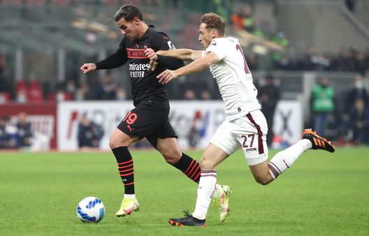 MILAN, ITALY - OCTOBER 26: Theo Hernandez of AC Milan runs with the ball whilst under pressure from Mergim Vojvoda of Torino FC during the Serie A match between AC Milan and Torino FC at Stadio Giuseppe Meazza on October 26, 2021 in Milan, Italy. (Photo by Marco Luzzani/Getty Images) Milan-Torino