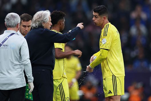Riyadh, Arabia Saudita- 12 gennaio 2026: Jorge Jesus, allenatore dell'Al-Nassr, parla con Cristiano Ronaldo durante la partita di Saudi Pro League tra Al-Hilal ed Al -Nassr alla Kingdom Arena. (Foto di Yasser Bakhsh/Getty Images) Al-Nassr, Jorge Jesus: “Cristiano Ronaldo è ossessionato dal calcio tra forma fisica e trofei”- immagine 2