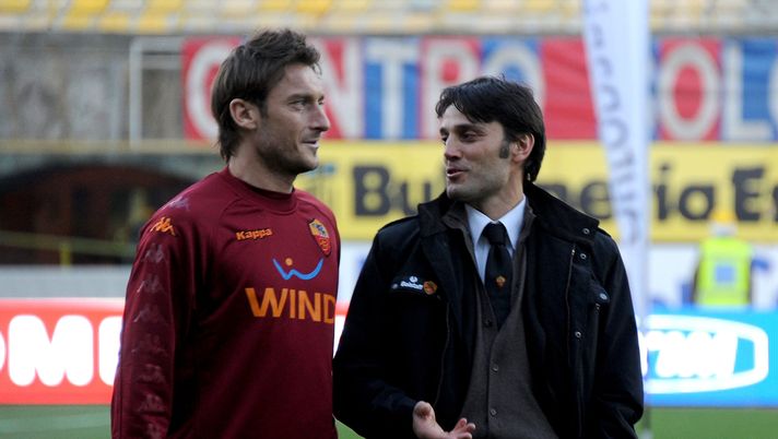 BOLOGNA, ITALY - FEBRUARY 23: Roma coach, Vincenzo Montella speaks with Francesco Totti before the Serie A match between Bologna FC and AS Roma at Stadio Renato Dall'Ara on February 23, 2011 in Bologna, Italy. (Photo by Roberto Serra/Getty Images) Montella stila la top 11 di ex compagni: presenti Totti, De Rossi, Candela e Pizarro - immagine 1