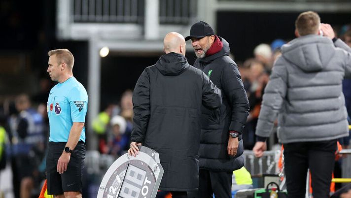 LUTON, ENGLAND - NOVEMBER 05: Juergen Klopp, Manager of Liverpool, interacts with Fourth Official Anthony Taylor during the Premier League match between Luton Town and Liverpool FC at Kenilworth Road on November 05, 2023 in Luton, England. (Photo by Catherine Ivill/Getty Images) Taylor non si smentisce: altri due disastri. Klopp e il Coventry City infuriati - immagine 1