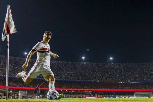 SAO PAULO, BRASILE - 17 MAGGIO: Oscar del Sao Paulo batte un calcio d'angolo (Foto di Miguel Schincariol/Getty Images) Shock Oscar: il brasiliano si rompe tre vertebre lombari contro il Corinthians- immagine 2