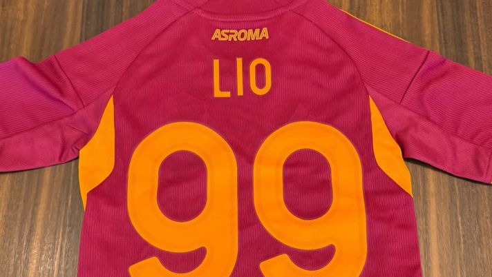 Svilar, per il rinnovo a Trigoria c’è anche il piccolo Lio-Mile e la famiglia – FOTO - immagine 1