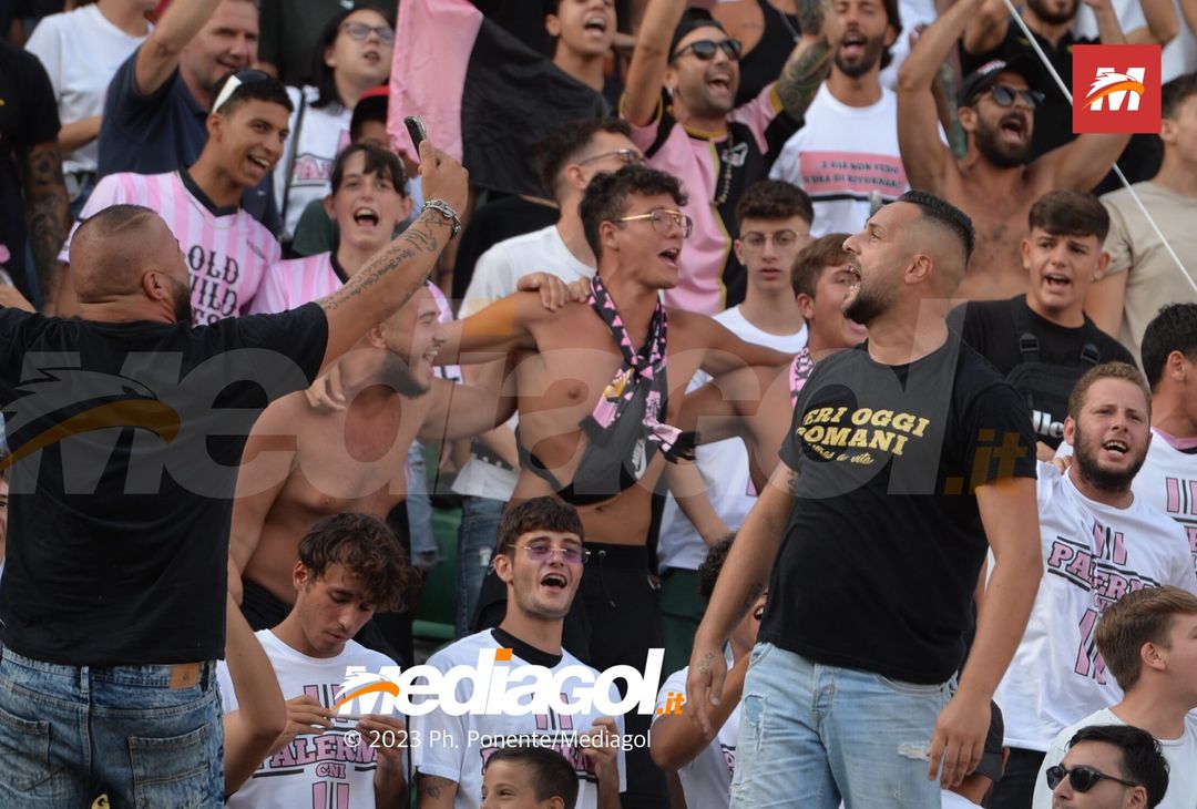 FOTOTIFO Palermo-Feralpisalò 3-0, gli scatti ai tifosi al “Renzo Barbera” (GALLERY) - immagine 21