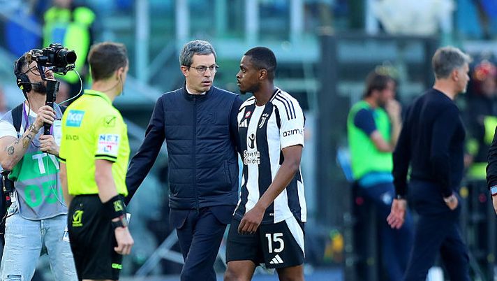 ROME, ITALY - MAY 10: Pierre Kalulu of Juventus leaves the pitch after being shown a red card during the Serie A match between SS Lazio and Juventus at Stadio Olimpico on May 10, 2025 in Rome, Italy. (Photo by Paolo Bruno/Getty Images) Gazzetta, bocciatura pesantissima a Kalulu: “Il suo campionato dovrebbe essere finito” - immagine 1