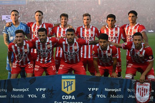 Giocatori dell'Union de Santa Fe in posa nella partita contro il Boca Juniors. (Photo by Luciano Bisbal/Getty Images) Unión de Santa Fe, malore in allenamento per Diego Diaz: il giocatore sta bene ma resta sotto osservazione- immagine 2
