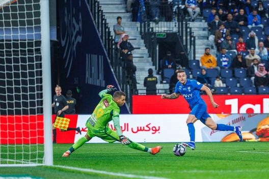 RIYADH, ARABIA SAUDITA - 26 DICEMBRE: Sergej Milinkovic-Savic della squadra Al-Hilal FC durante la partita della Saudi Pro League tra Al Hilal e Al Khaleej alla Kingdom Arena il 26 dicembre 2025 a Riyadh, Arabia Saudita. (Foto di Abdullah Ahmed/Getty Images)