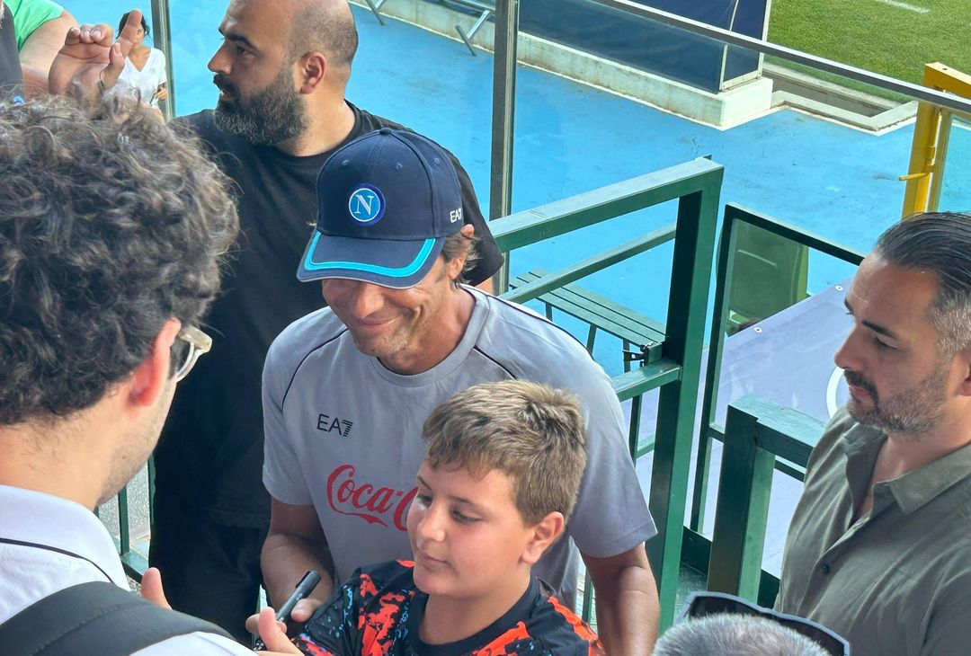 GALLERY Conte salta in tribuna tra il pubblico: selfie e scatti con i supporter - immagine 9