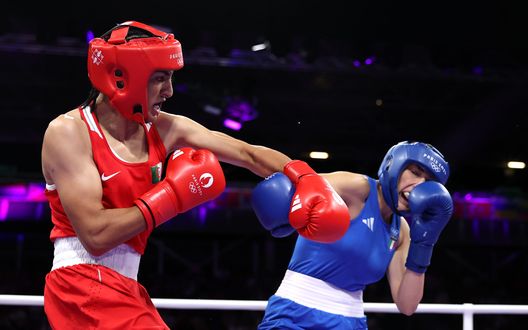 PARIS, FRANCE - AUGUST 01: Imane Khelif of Team Algeria and Angela Carini of Team Italy exchange punches during the Women's 66kg preliminary round match on day six of the Olympic Games Paris 2024 at North Paris Arena on August 01, 2024 in Paris, France. (Photo by Richard Pelham/Getty Images) Angela Carini annuncia: “Dico ciao alla boxe. Ritiro? Non mi vergogno perché…”- immagine 2