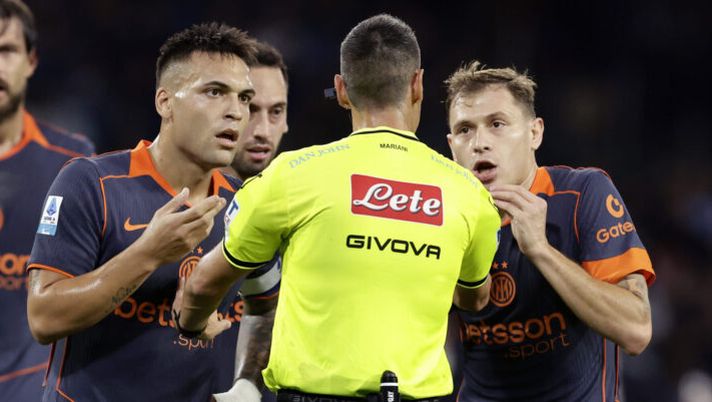 NAPLES, ITALY - OCTOBER 25: Lautaro Martinez and Nicolò Barella of FC Internazionale protest with referee Maurizio Marian during the Serie A match between SSC Napoli and FC Internazionale at Stadio Diego Armando Maradona on October 25, 2025 in Naples, Italy. (Photo by Francesco Pecoraro/Getty Images) Napoli-Inter, che tensione a bordocampo: cos’è successo tra Conte e Lautaro, nervi tesi - immagine 1