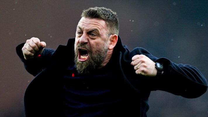 GENOA, ITALY - JANUARY 25: Daniele De Rossi, head coach of Genoa, celebrates after Junior Messias of Genoa's goal during the Serie A match between Genoa CFC and Bologna FC 1909 at Luigi Ferraris Stadium on January 25, 2026 in Genoa, Italy. (Photo by Getty Images) De Rossi: “Ecco come sarà il Genoa con Baldanzi! Su Malinovskyi, Ekuban, Messias e su come sta Vasquez…” - immagine 1