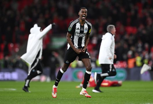 Alexander Isak festeggia la vittoria in finale di Carabao Cup tra Liverpool e Newcastle United allo stadio di Wembley il 16 marzo 2025. (Foto di Stu Forster/Getty Images) Newcastle-Chelsea, sfida per un pass in Champions League: il pronostico di DDD- immagine 2