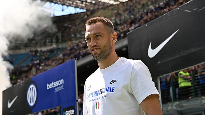 MILAN, ITALY - MAY 17: Stefan De Vri of FC Internazionale attends before the Serie A match between FC Internazionale and Hellas Verona FC at Giuseppe Meazza Stadium on May 17, 2026 in Milan, Italy. (Photo by Francesco Scaccianoce - Inter/Inter via Getty Images) NEWS – Rinnovo per Di Francesco! De Vrij, Paz, McTominay, Palestra, Gila, Bastoni, Castro, Koné, Lucumì… - immagine 1
