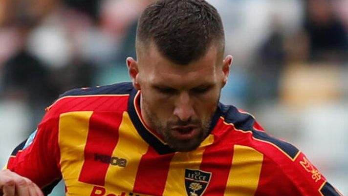 UDINE, ITALY - OCTOBER 05: Ante Rebic of Lecce and Jesper Karlstrom of Udinese in action during the Serie A match between Udinese and Lecce at Stadio Friuli on October 05, 2024 in Udine, Italy. (Photo by Timothy Rogers/Getty Images) Rebic ritrova la Fiorentina, ma niente sfida all’altro ex Pongracic - immagine 1