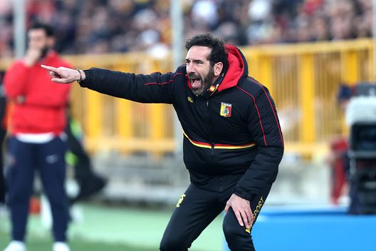 L'allenatore del Catanzaro Fabio Caserta fa gesti durante la partita di Serie B tra US Catanzaro e Cosenza Calcio allo stadio Nicola Ceravolo il 16 marzo 2025 a Catanzaro Derby calabrese, il post partita: umori diversi per Caserta e Tortelli- immagine 2